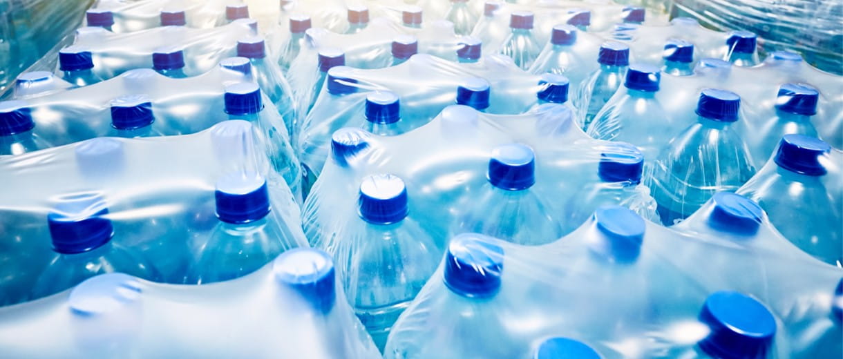 Bouteilles d'eau en plastique : les impacts environnementaux
