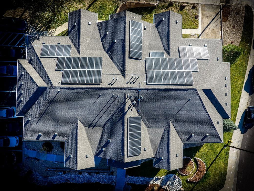 Toit d’une maison équipé de panneaux solaires